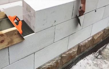 Чому не можна класти газоблок на цементний розчин: рахуємо реальну економію на клеї