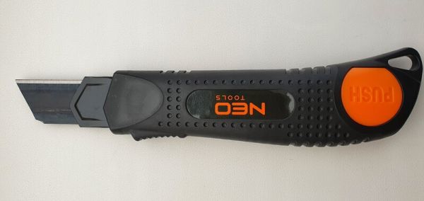 Нож с отсечным лезвием 25мм  NEO 63-012